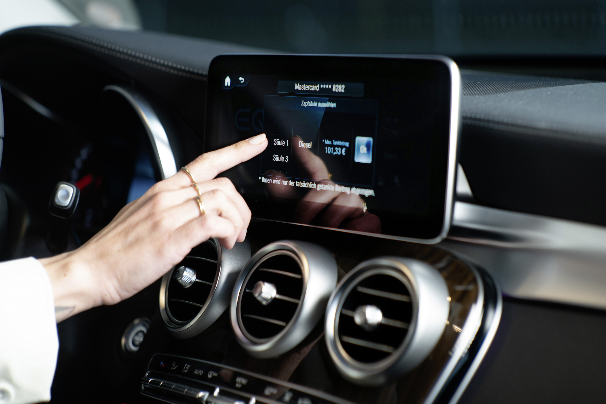 Mercedes me „Fuel & Pay“ ermöglicht kontaktloses und komfortables Bezahlen direkt an der Zapfsäule